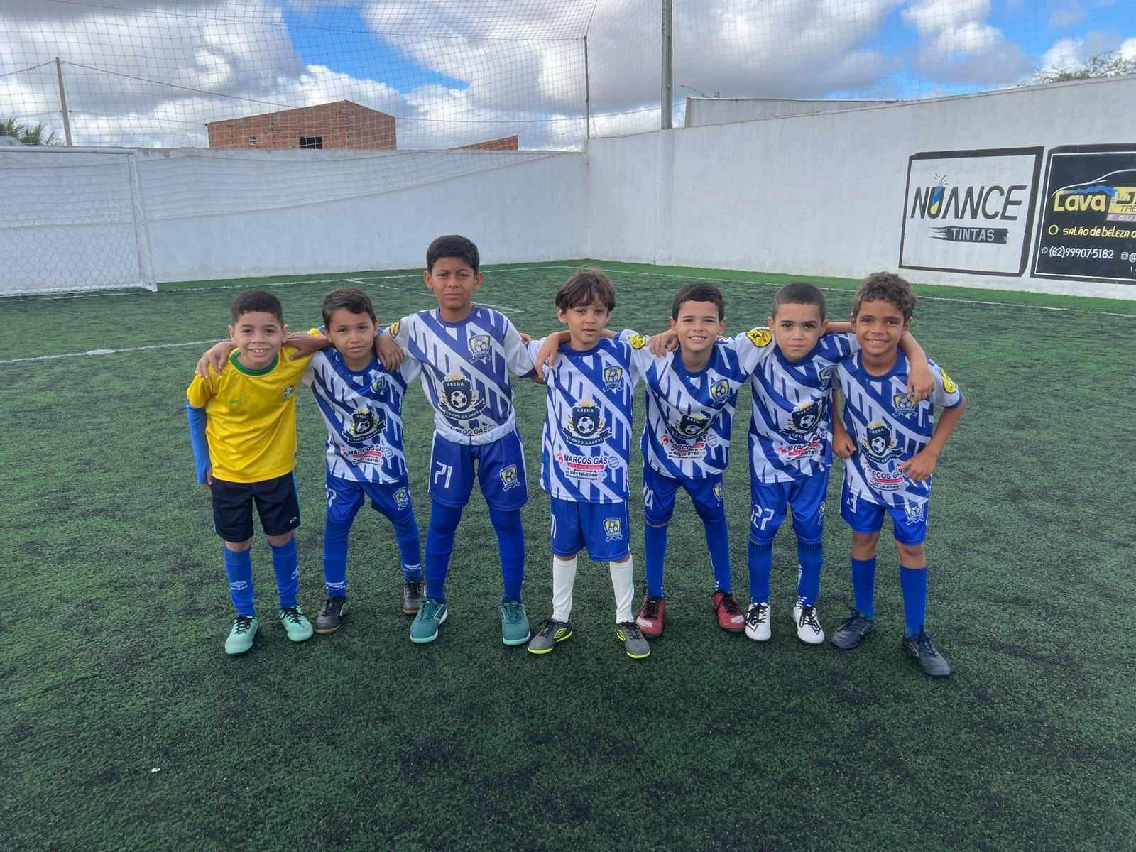 Time da categoria Futebol Inicial reunido em campo