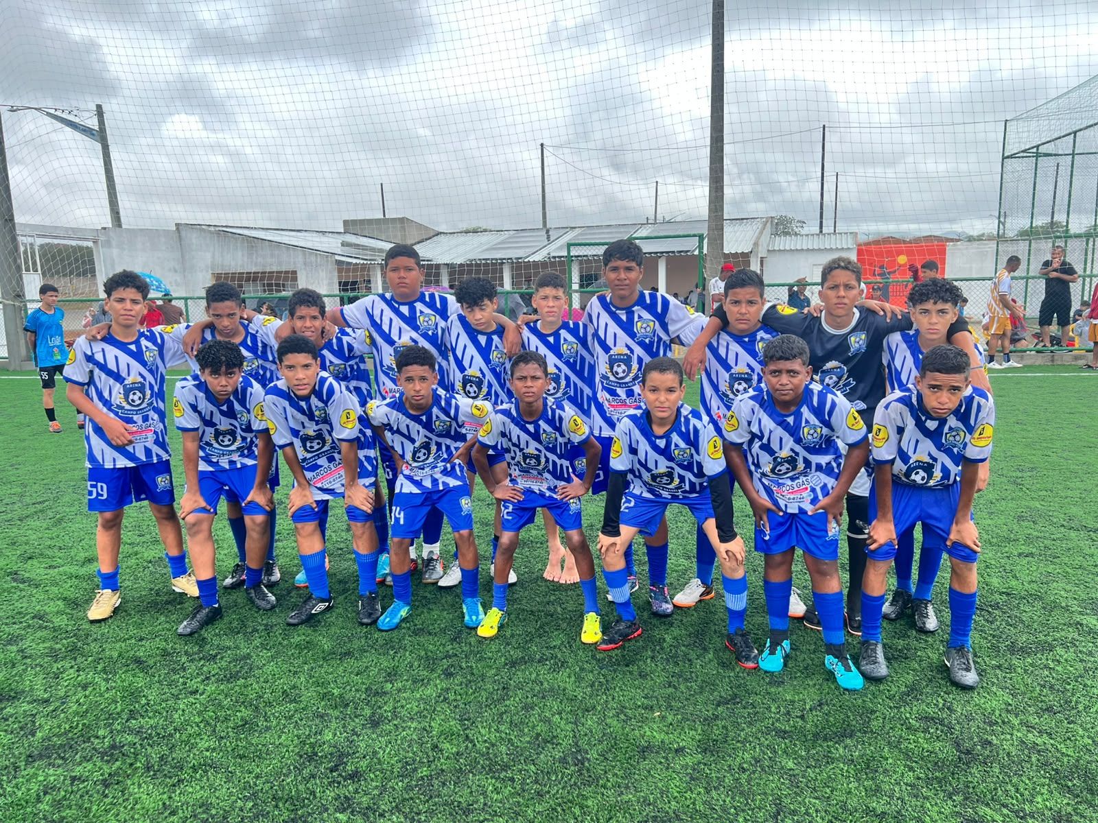 Time da categoria Sub-11 perfilado em campo