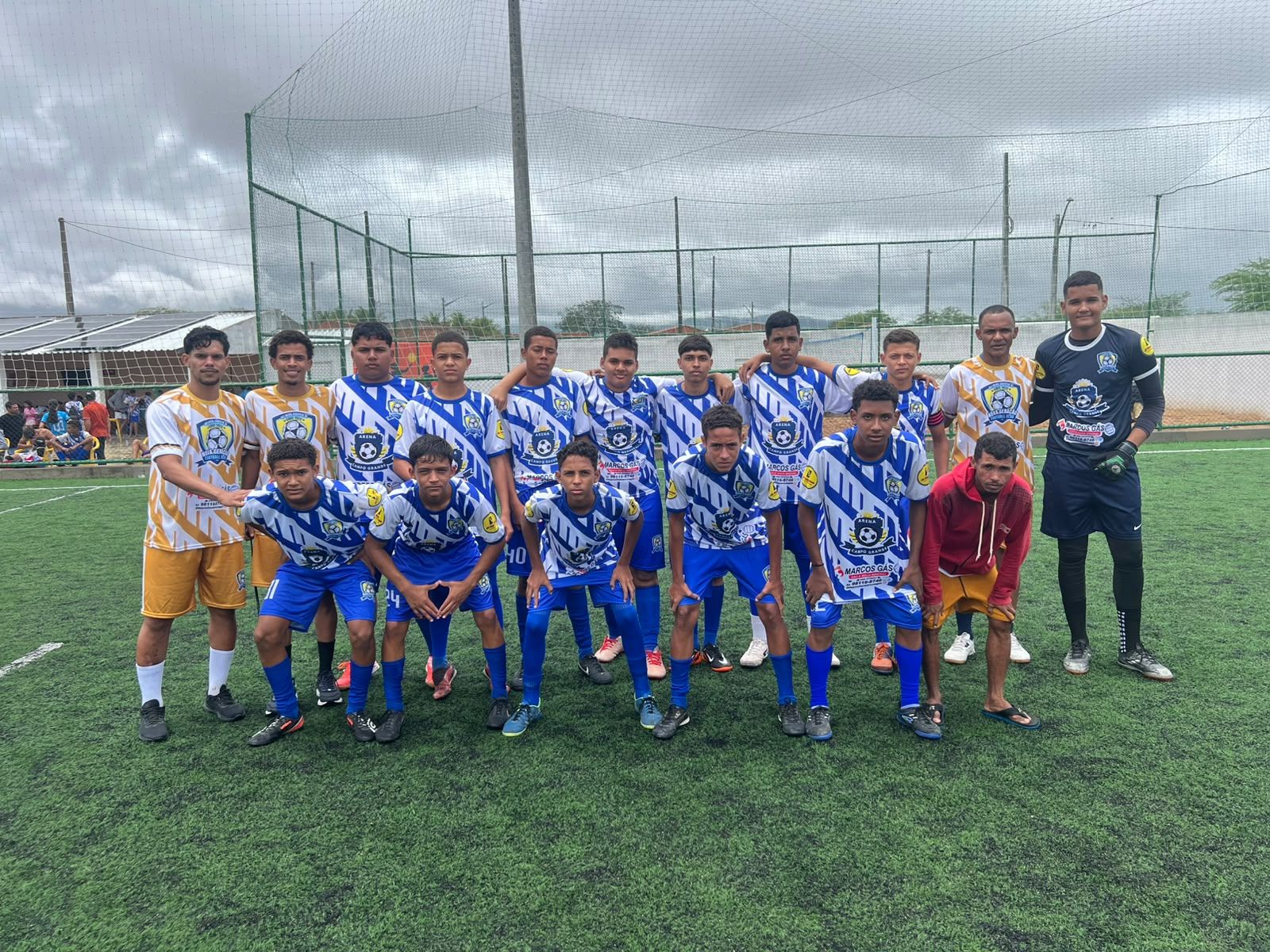 Time da categoria Sub-13 com os professores em campo