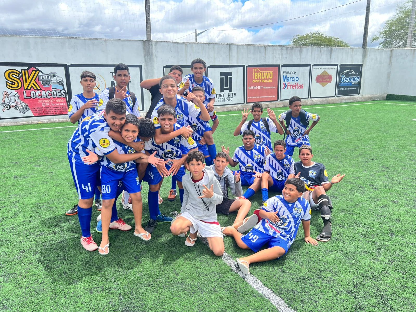 Atletas da categoria Sub-15 comemorando em campo