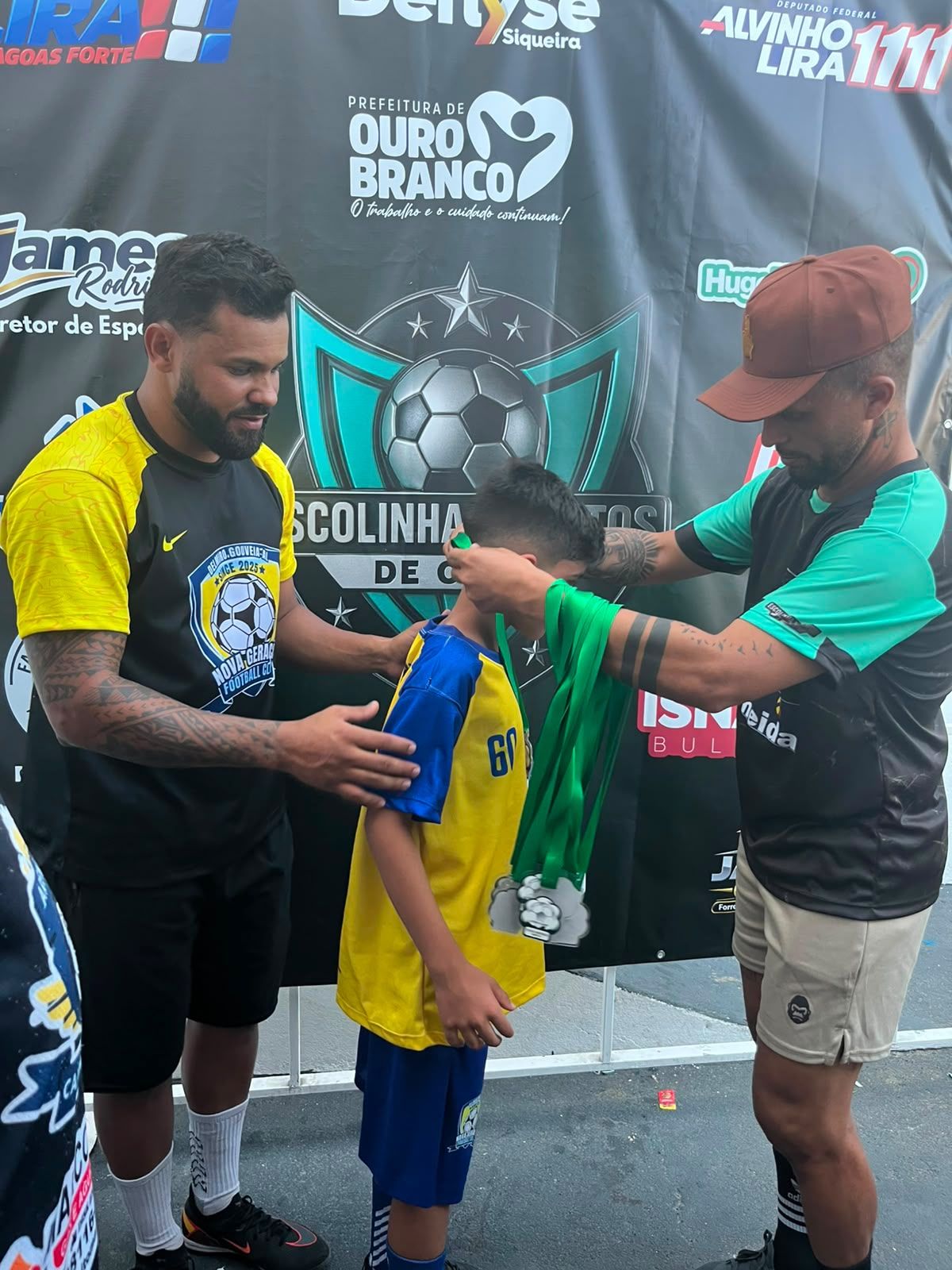 Coordenador entregando medalha a um atleta