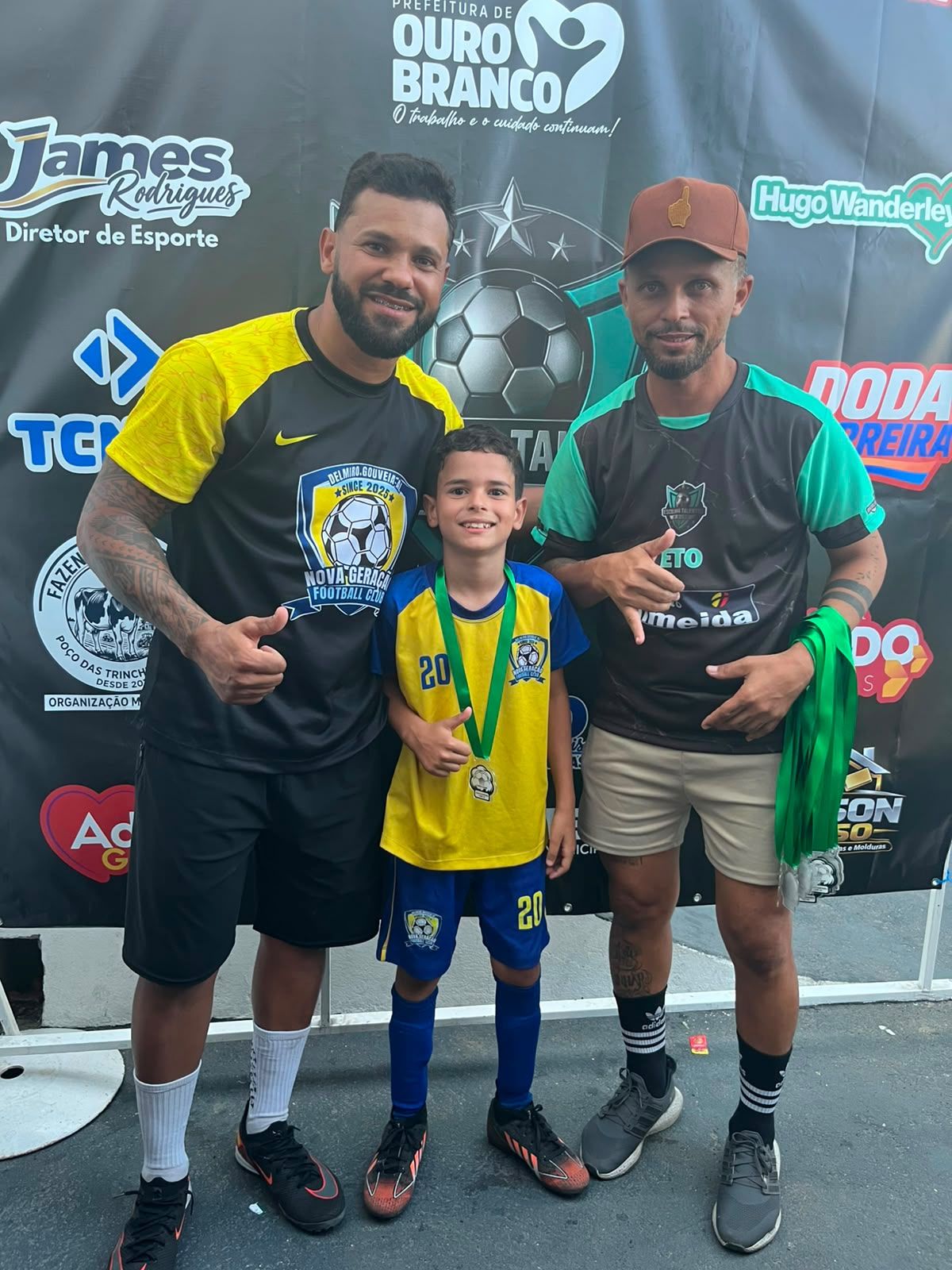 Treinador ao lado de um atleta premiado