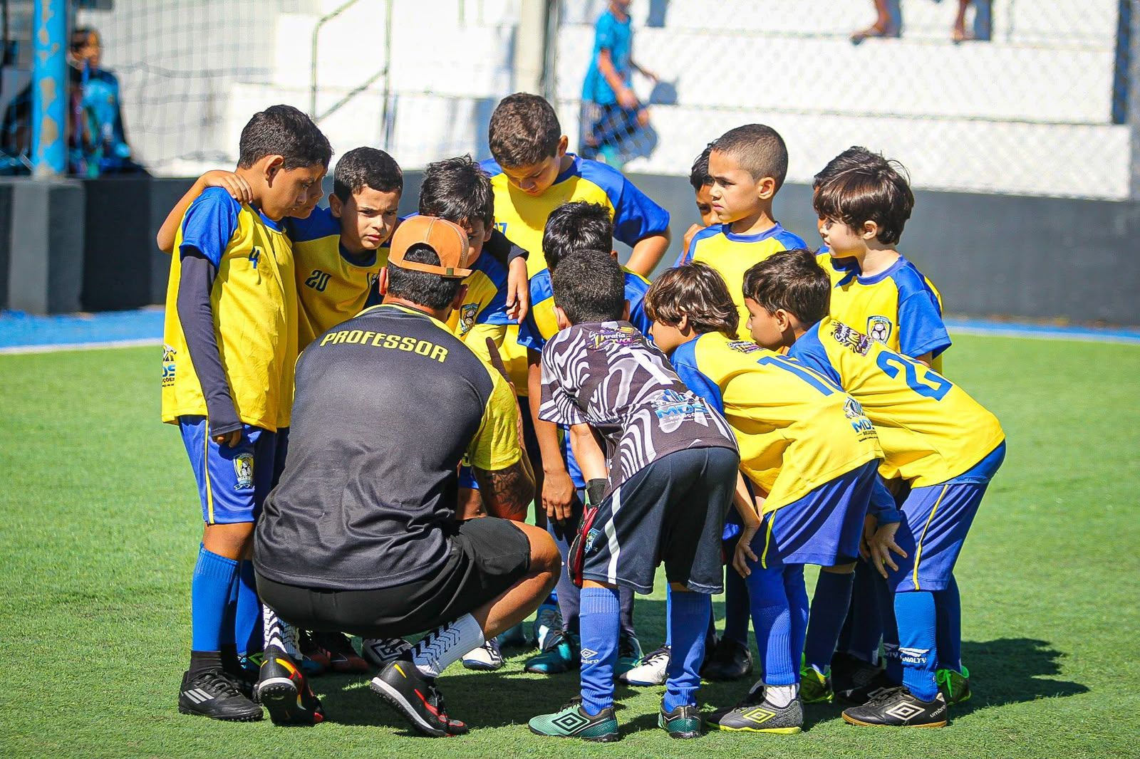 Professor orientando os atletas antes do início do treino