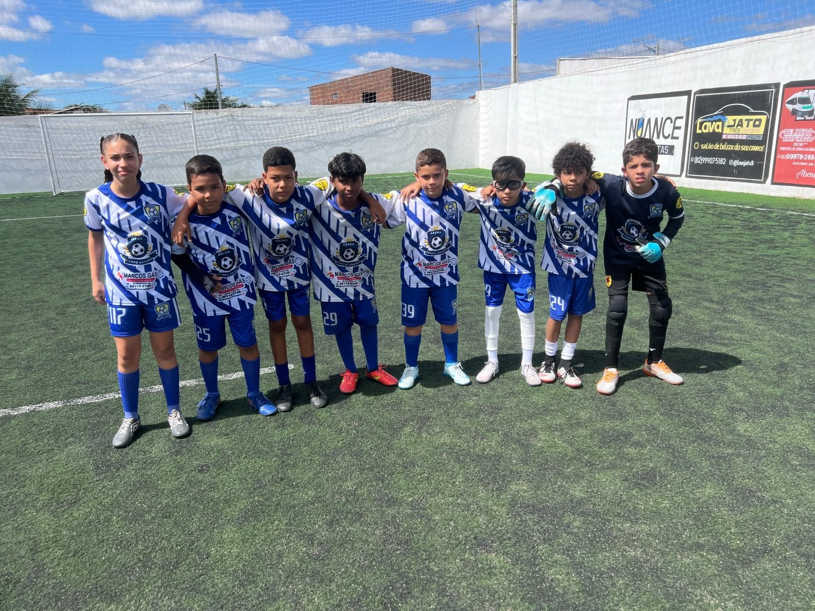 Atletas perfilados lado a lado antes da partida