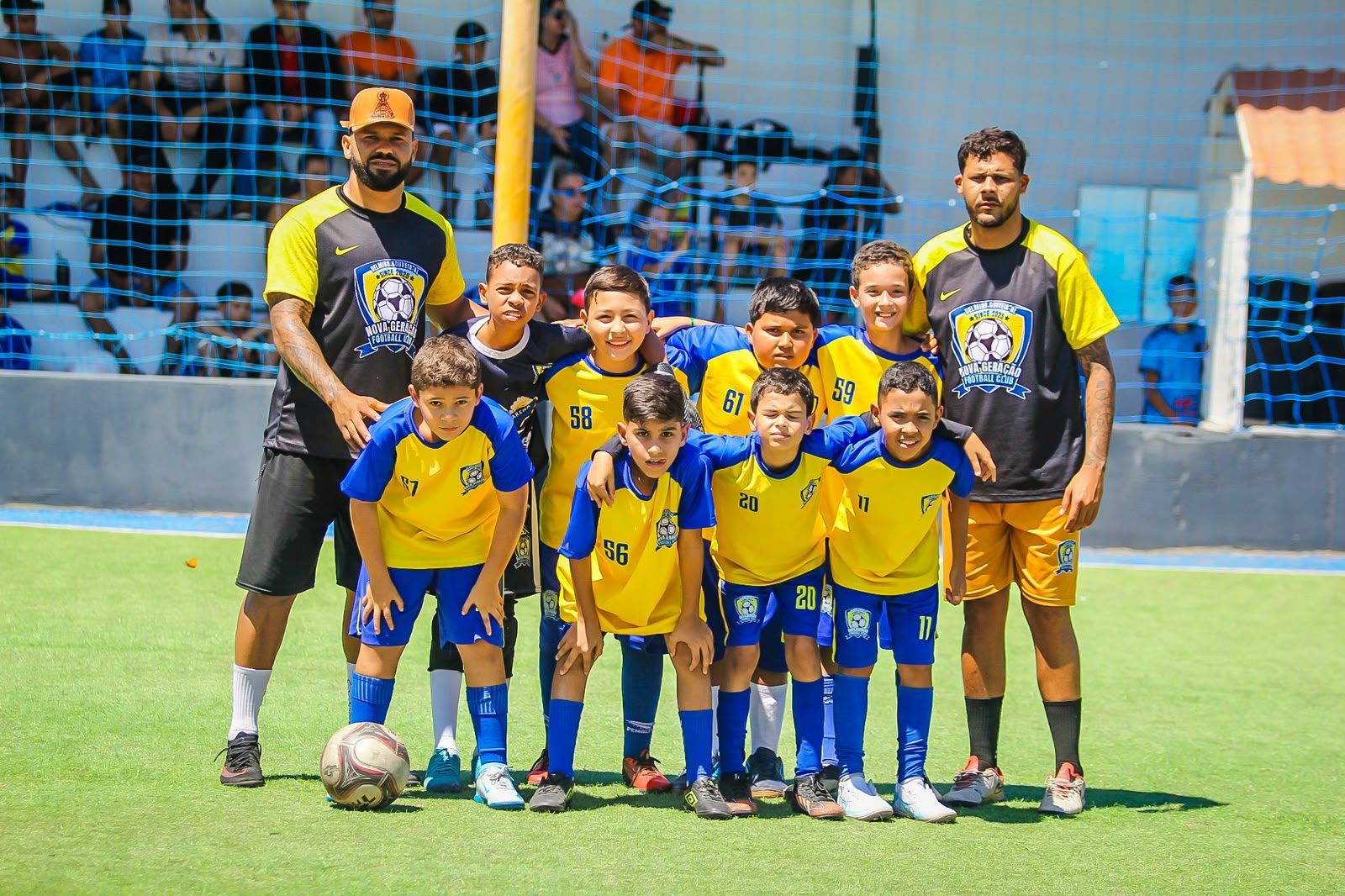 Atletas posando com os professores após treino de finalização