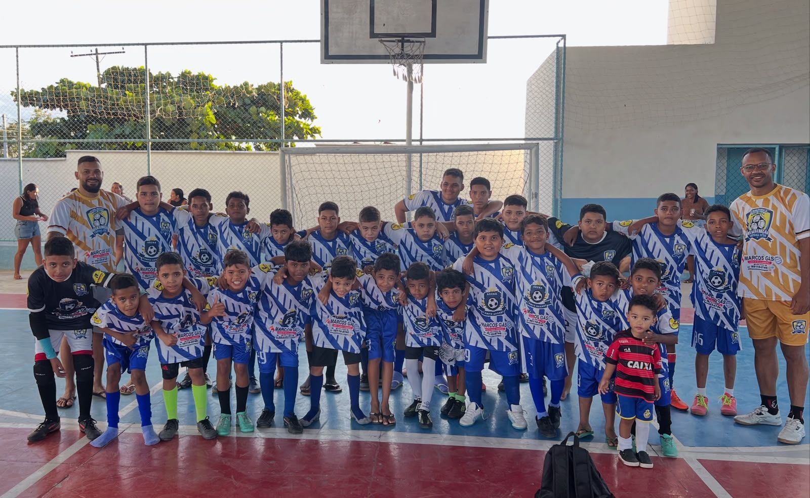 Time reunido em quadra coberta para jogos reduzidos